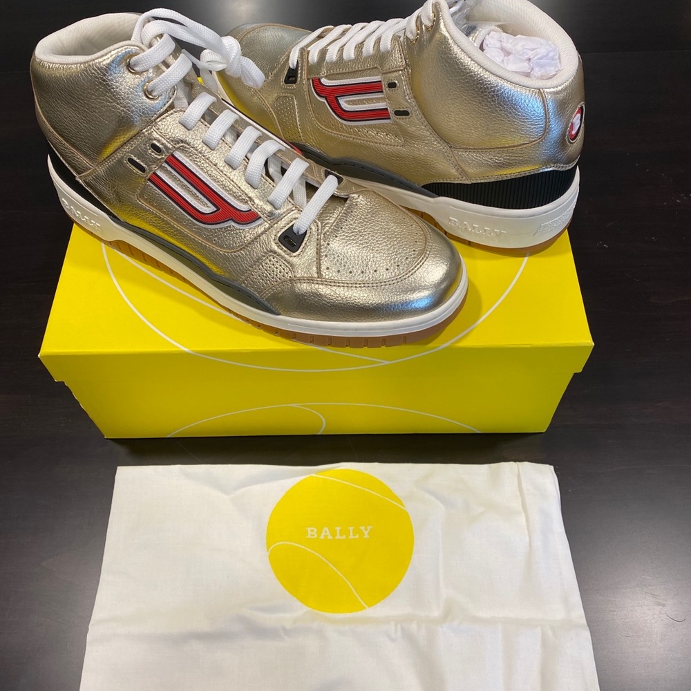 $495 Mens Authentic Bally “King” gold sneaker